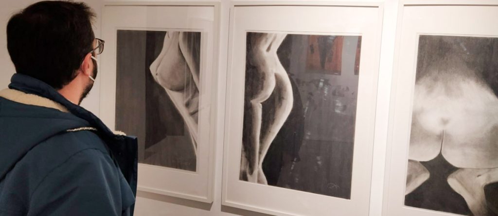 Un visitante disfrutando de algunas de las obras de Arte Inclusivo