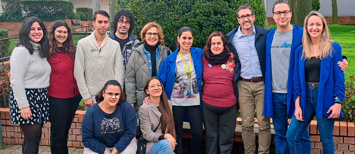 Las directoras técnica y adjunta de Coimbra en Móstoles, junto al concejal de cultura y parte del equipo y personas con discapacidad de Inclusión Coimbra
