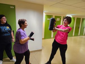 Dos mujeres con discapacidad en una de sus actividades