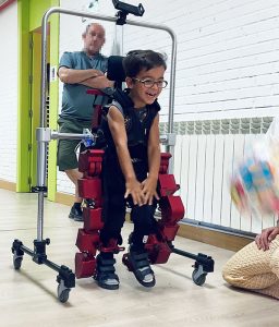 Leo disfruta de la experiencia de dar una patada a un balón, gracias al apoyo que le ofrece el exoesqueleto