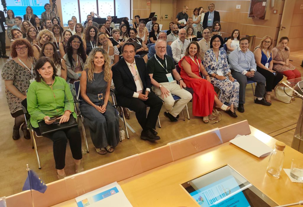 La Secretaria de Estado de Economía Social junto a los asistentes a la jornada de la Red Tool Lab