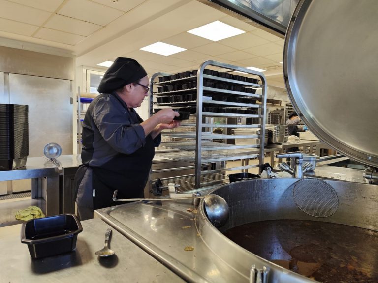 Ayudante de cocina realizando su trabajo,