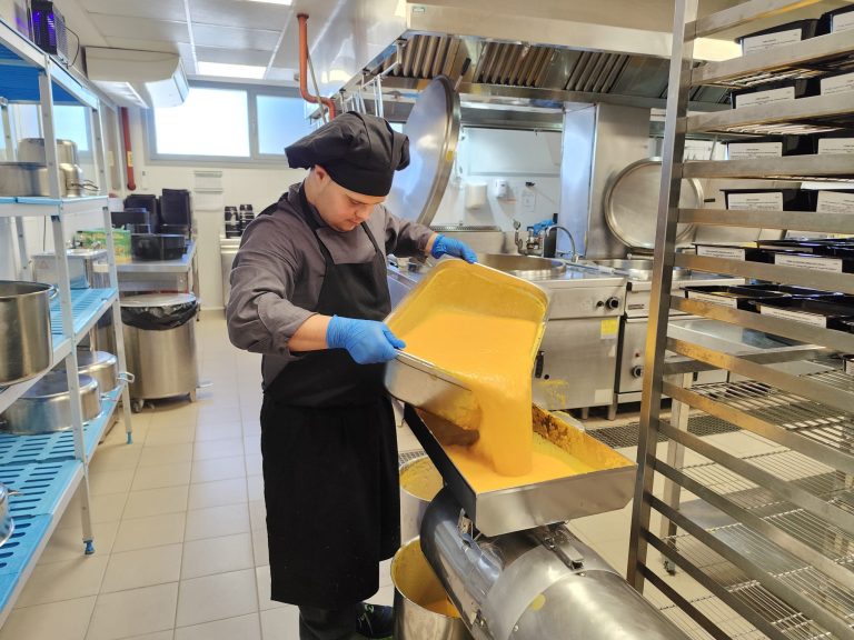 David López, un joven con síndrome de Down, trabajando en las cocinas de la Fundación AMÁS.