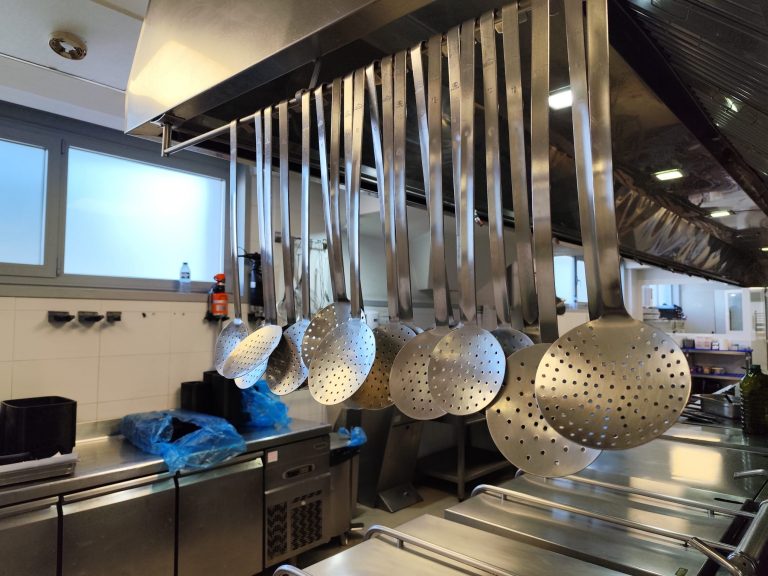 . El equipo, formado por 21 personas, prepara más de 1.300 platos al día.