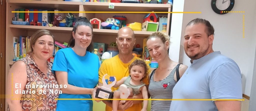 Noa con su familia y con algunos profesionales del centro de atención temprana