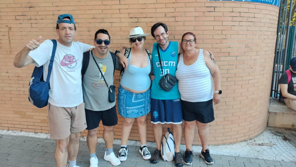 Carlos disfrutando con sus compañeros del viaje a Valencia 