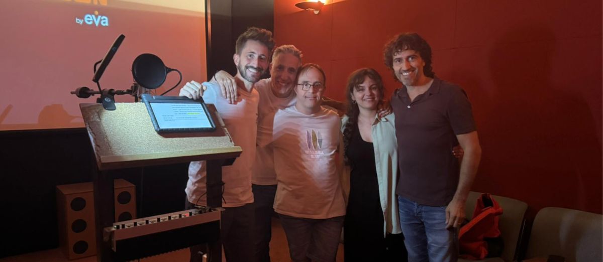 Jose Vieria, junto al equipo, en una sesión de doblaje.