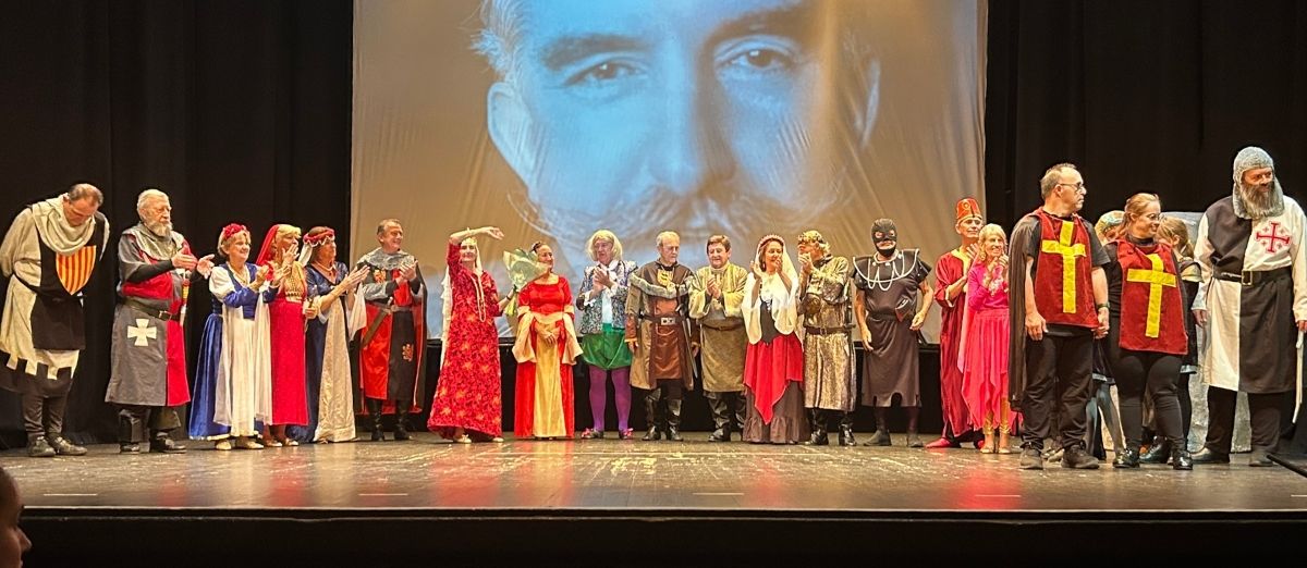 Éxito rotundo de ‘La Venganza de Don Mendo’ en Móstoles: humor y solidaridad en una noche inolvidable