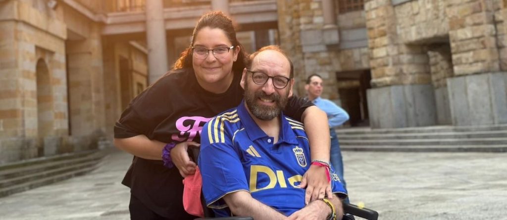 Dos personas disfrutando este verano de un viaje.