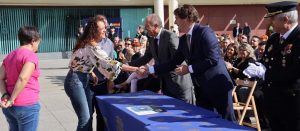 Susana Martín, profesional de Fundación AMÁS, reconocida por la Policía Nacional de Fuenlabrada por su labor social