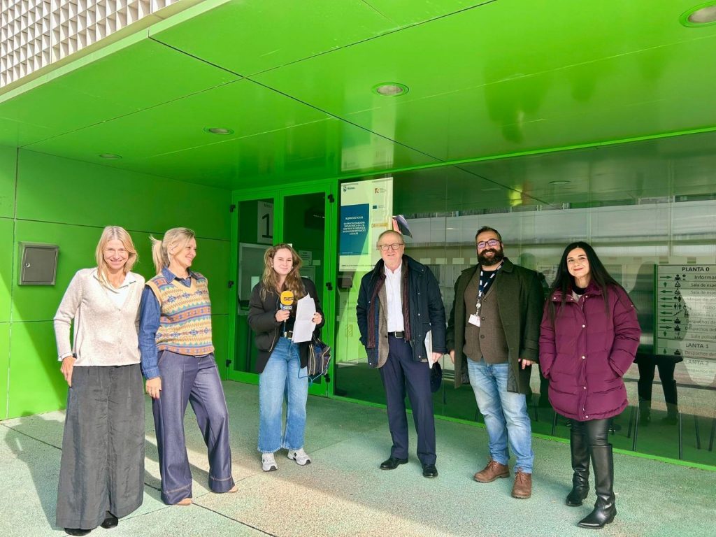 Ismael Carrillo, director general de Fundación AMÁS, junto a representantes de la AECC, Cruz Roja y la concejala de Bienestar Social de Móstoles