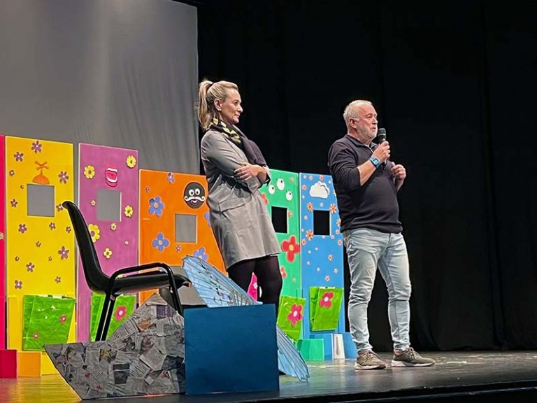 Carlos Pérez, presidente de Fundación AMÁS, y la concejala de bienestar social, Raquel López, en el Festival de Móstoles