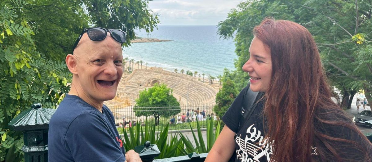 Voluntario de la Fundación AMÁS, junto a un usuario de Fundación AMÁS