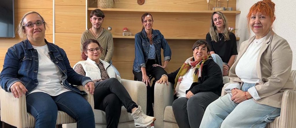 Cuidar y acompañar mejor: un proyecto de Fundación AMÁS refuerza la protección y el buen trato a las personas