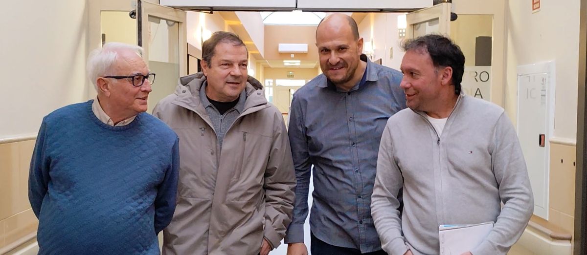 Jose María, Antonio, Manuel y Roberto andando por los pasillos de Nuevo Parque Polvoranca