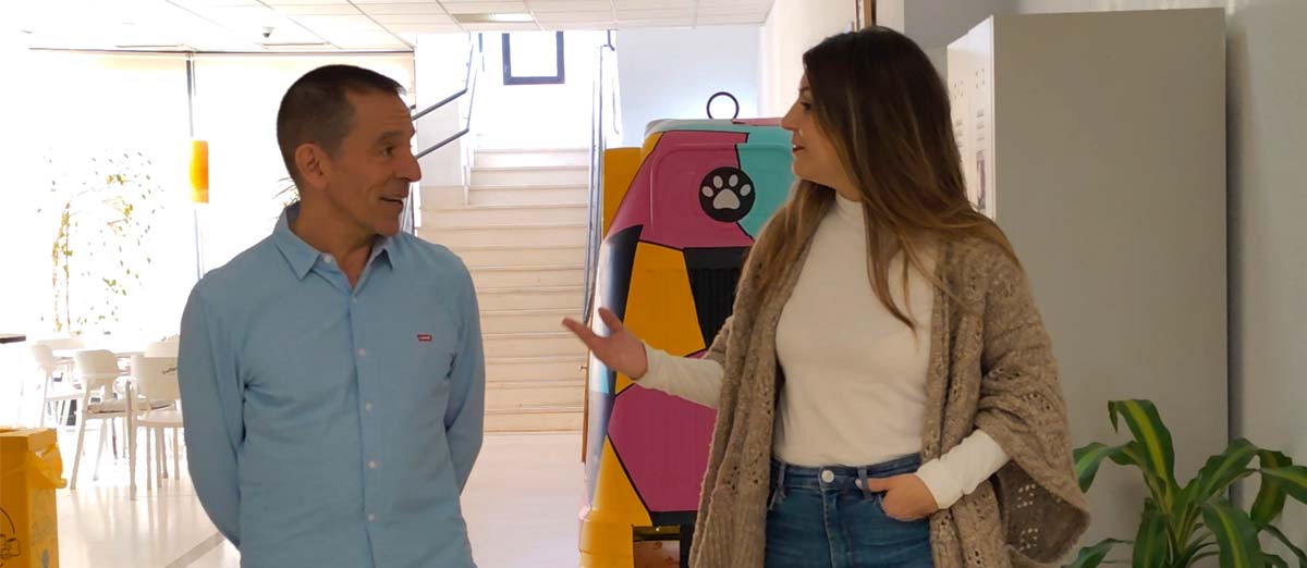 Manuel Torralba y Ana Cabeza conversando en la sede de AMÁS Contigo