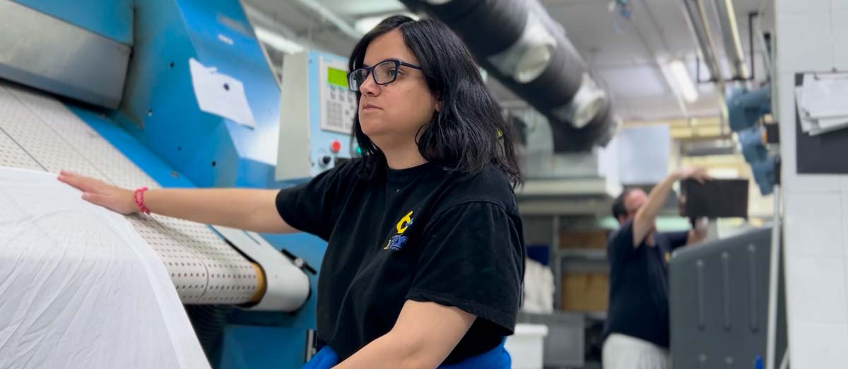 Trabajadora de la lavandería industrial de Fundación AMÁS