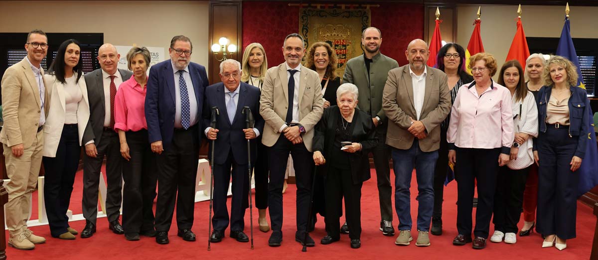 Foto de familia con corporación municipal y premiados