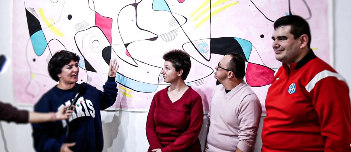 Personas en una exposición de arte.