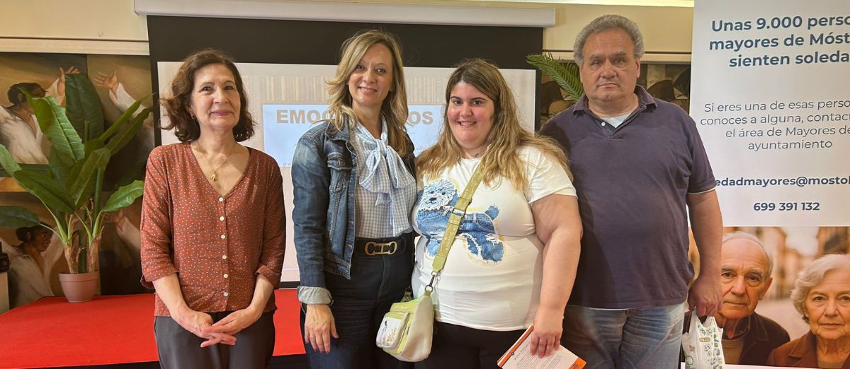 Posado de las personas que participaron en el acto