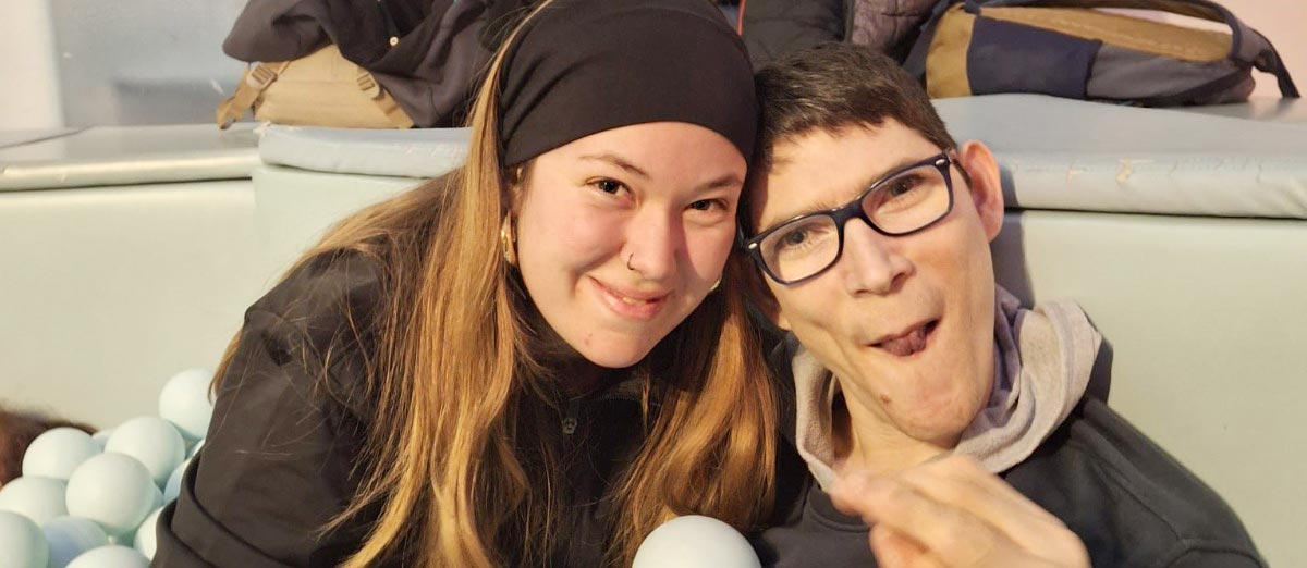 persona de apoyo y persona con discapacidad