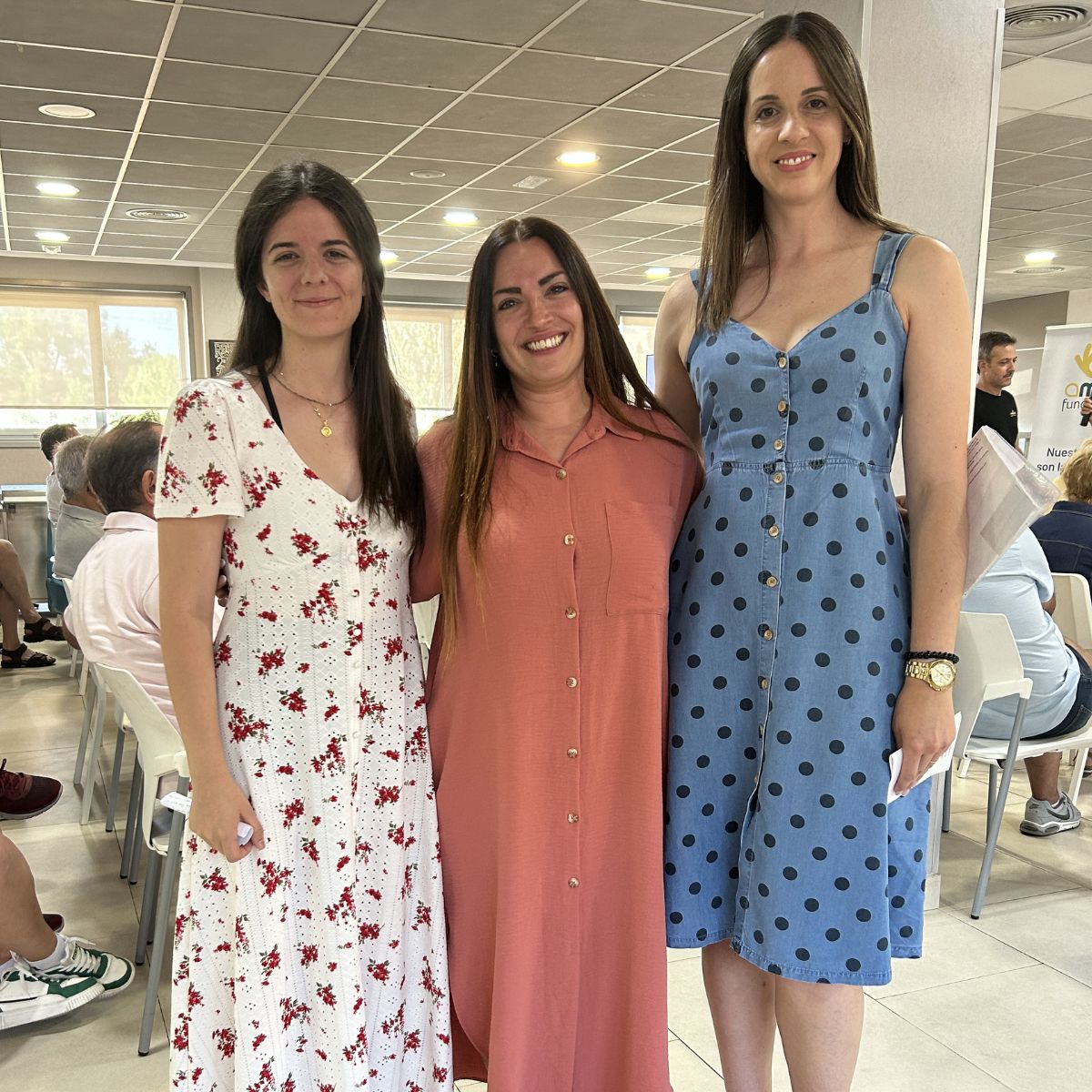 Profesional y madres que presentaron el proyecto de los grupos de apoyo a familias