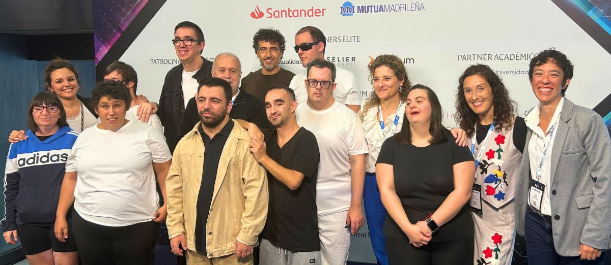 Actores y actrices de AMÁS Escena junto a el presidente de la Fundación AMÁS, Carlos Pérez, su subdirectora general, Marisol García, la directora de comunicación, relaciones institucionales y RSC, Ana Gallardo y la ex directora de AMÁS Escena, Allende López. 
