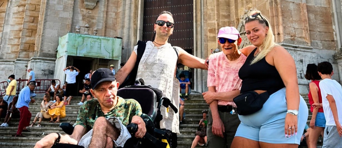 voluntarios y personas con discapacidad en uno de los viajes de este verano