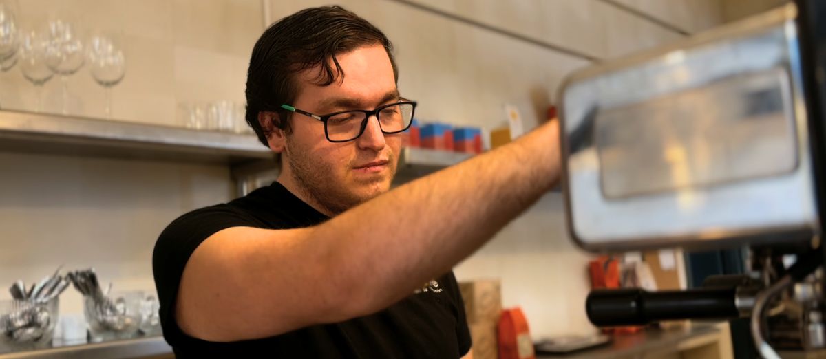 Roberto Fernández preparando un café