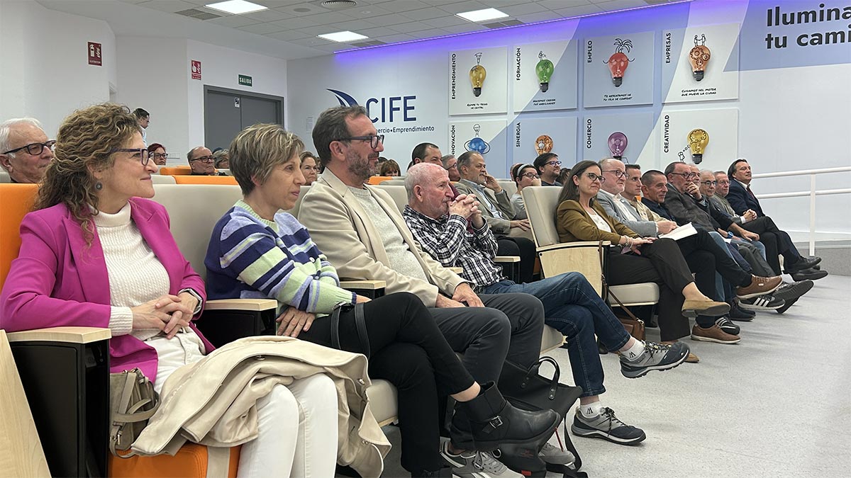 De izquierda a derecha, Marisol García, subdirectora general de Fundación AMÁS; M. Ángeles Sancho, presidenta de Afandem; Ricardo Clemente, presidente de Aspandi; Jesús Rodríguez, presidente de Adfypse. En la fila derecha: Raquel López, cuarta teniente de Alcalde; Ismael Carrillo, director general; Raúl Hernández, concejal de bienestar social; Manuel Torralba, presidente de Amas Contigo; Luis Gonzaga, presidente de Liber; Carlos Pérez, presidente de Fundación AMÁS, Tomás Sancho, presidente de Plena, Luis del Saz, presidente de Apanid; Juan Agudo, director general de Apanid