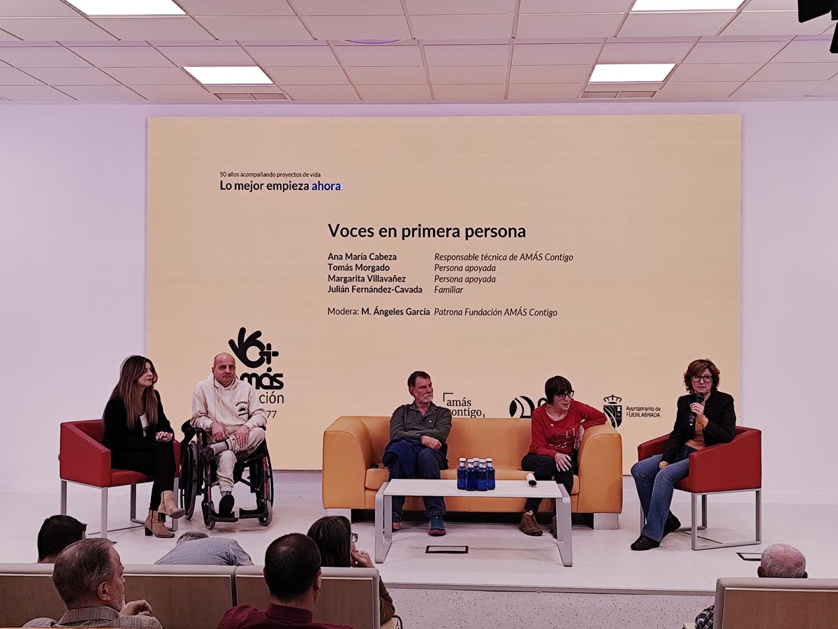 Ana Cabeza, responsable técnica de AMÁS Contigo; Tomás Morgado, persona apoyada; Julián Fernández-Cavada, familiar; Margarita Villavañez, persona apoyada; M. Ángeles García, patrona de F. Amás Contigo