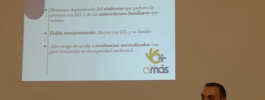 Alonso Donoso en la conferencia: “El envejecimiento de las personas con discapacidad intelectual: tendencias y retos actuales”. Foto: Grupo AMÁS