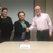 Firma del contrato de Óscar Arroyo con Ismael Carrillo, Director General de Atención a Personas de Grupo AMÁS. Foto: Grupo AMÁS.