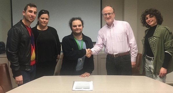 Firma del contrato de Óscar Arroyo con Ismael Carrillo, Director General de Atención a Personas de Grupo AMÁS. Foto: Grupo AMÁS.