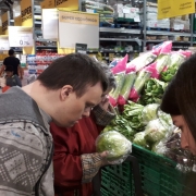 Personas con discapacidad intelectual realizando la compra. Foto: Grupo AMÁS.