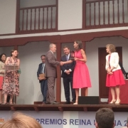 La Reina Letizia entrega el Premio a la Cultura Inclusiva a Carlos Pérez, Presidente de Grupo AMÁS. Foto: Grupo AMÁS.