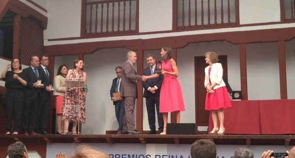 La Reina Letizia entrega el Premio a la Cultura Inclusiva a Carlos Pérez, Presidente de Grupo AMÁS. Foto: Grupo AMÁS.