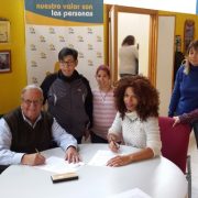 Firma del convenio de colaboración entre Grupo AMÁS y Asociación Afromurcia en Movimiento. Foto: Grupo AMÁS.