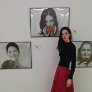 Mónica Rubiños en la exposición "20 Rosas". Foto: Mónica Rubiños.