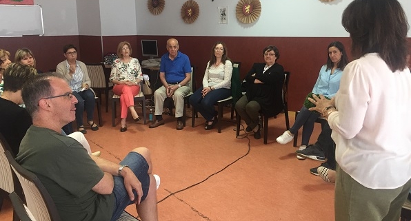Reunión de "Rediseñando", el grupo de familias del Centro Ocupacional Parque Coimbra. Foto: Grupo AMÁS.